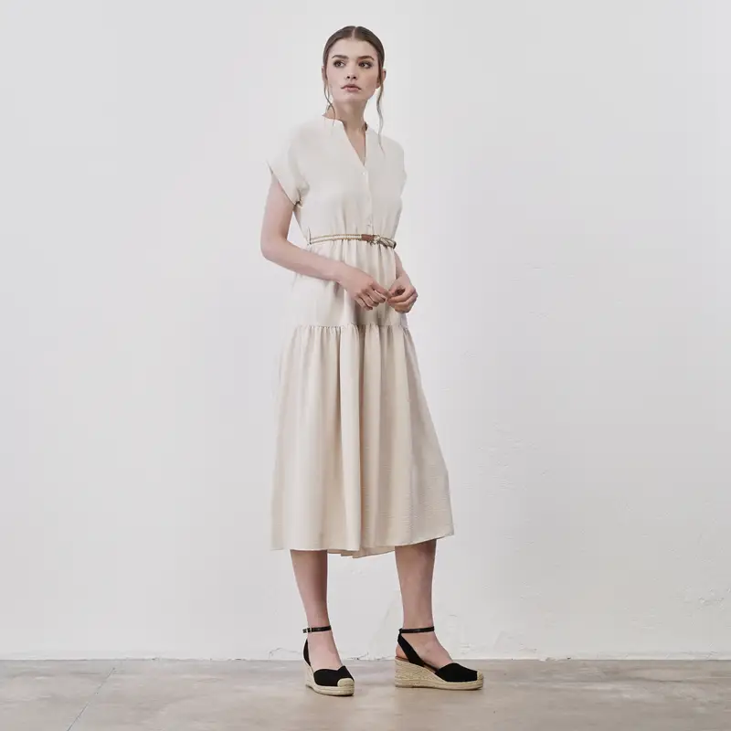 Abito midi beige da donna con cintura