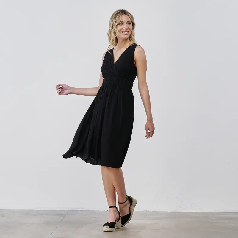 Abito midi da mare nero da donna con inserto lavorato senza maniche