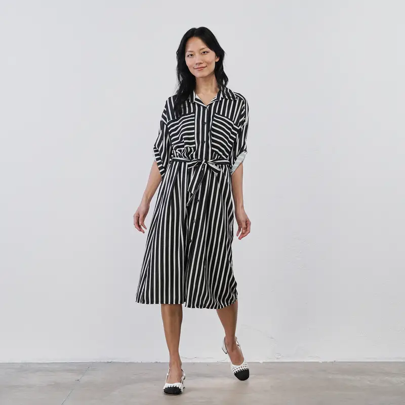 Abito midi nero e bianco a righe con bottoni e fusciacca
