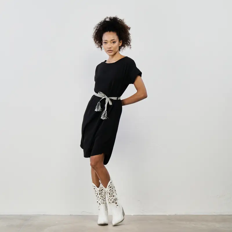 Abito nero corto con fusciacca in vita