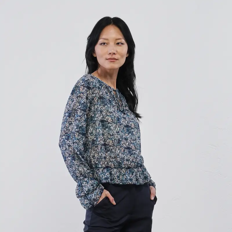 Blusa azzurra da donna in fantasia floreale con scollo con laccio