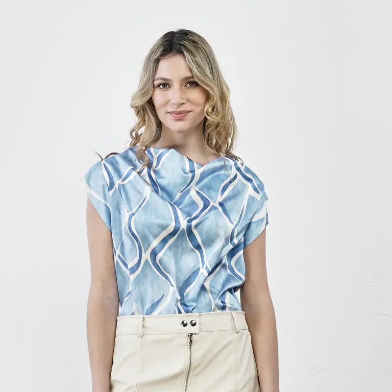 Blusa azzurra stampa geometrica