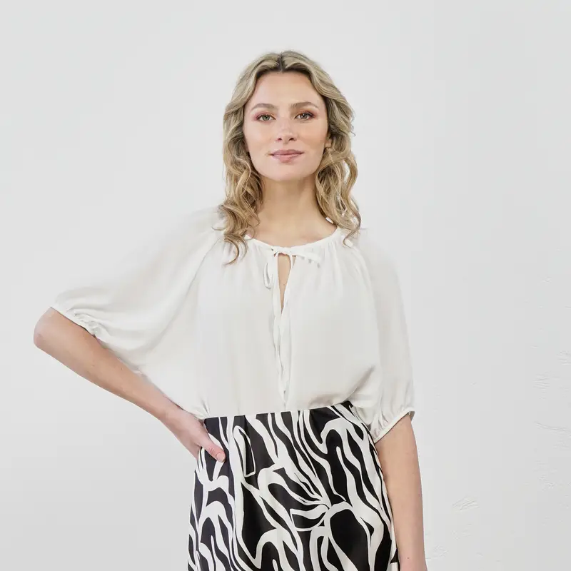 Blusa bianca con maniche a sbuffo