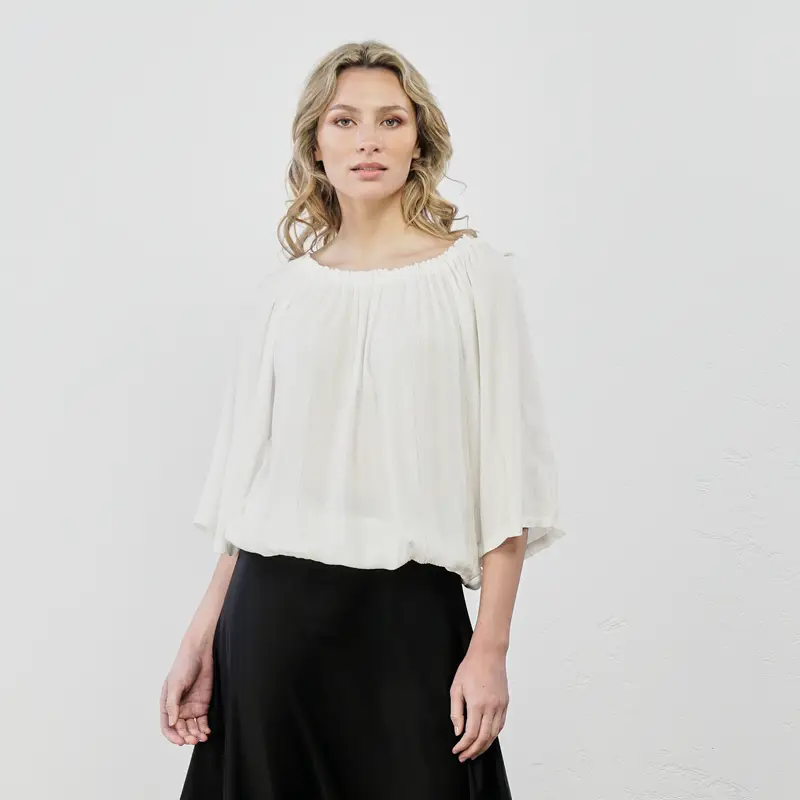 Blusa bianca con scollo arricciato