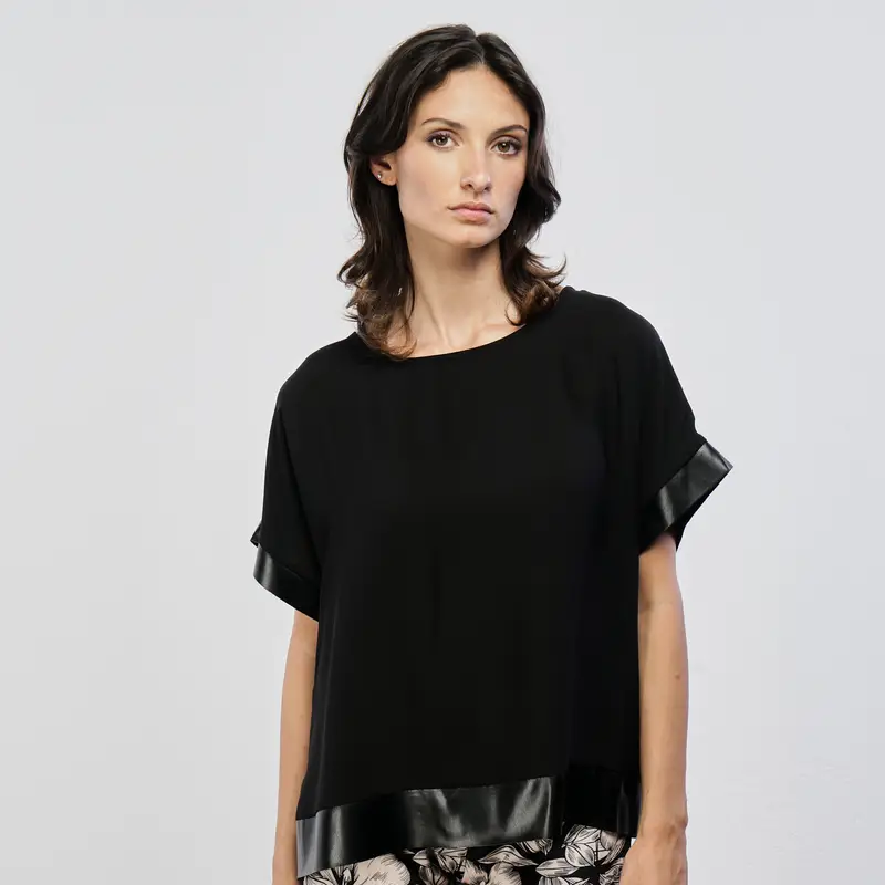 Blusa nera con profili ecopelle