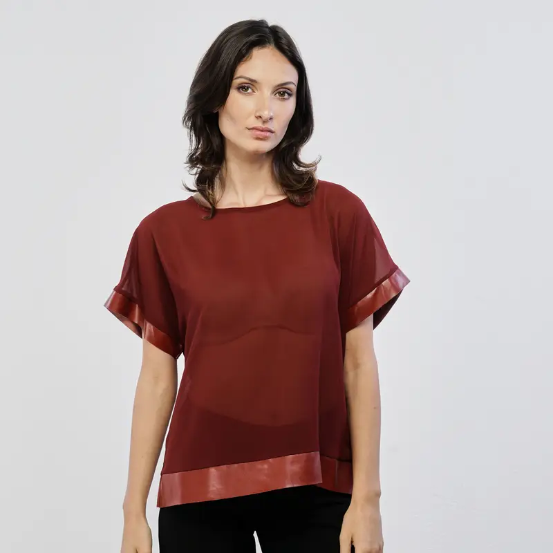 Blusa rosso scuro con profili ecopelle