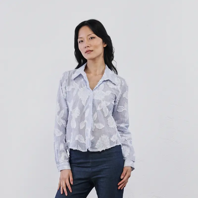 Camicia azzurra a righe da donna con bottoni e ricami floreali