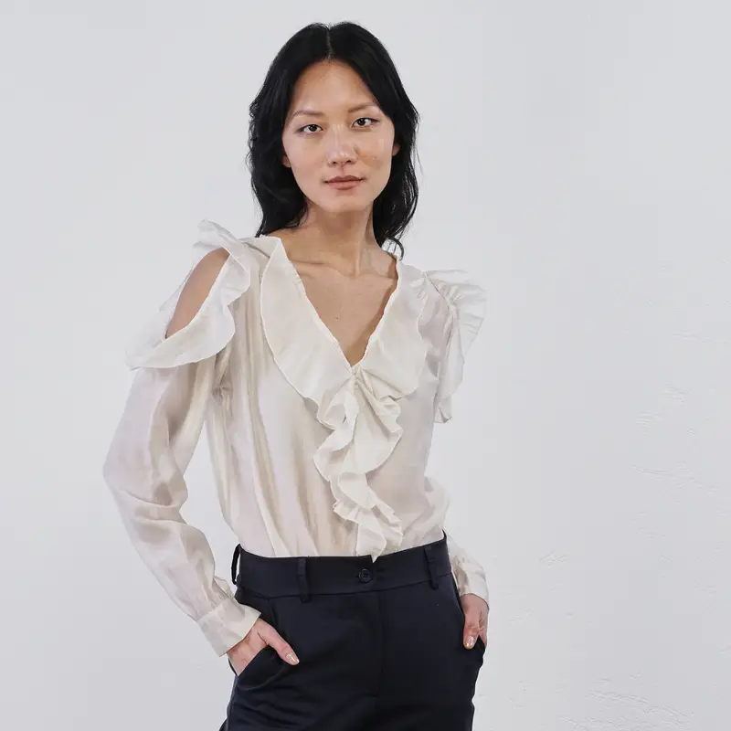 Camicia beige da donna con volant e spacchi sulle spalle