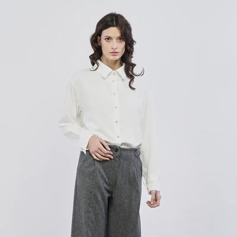 Camicia bianca da donna con bottoni gioiello