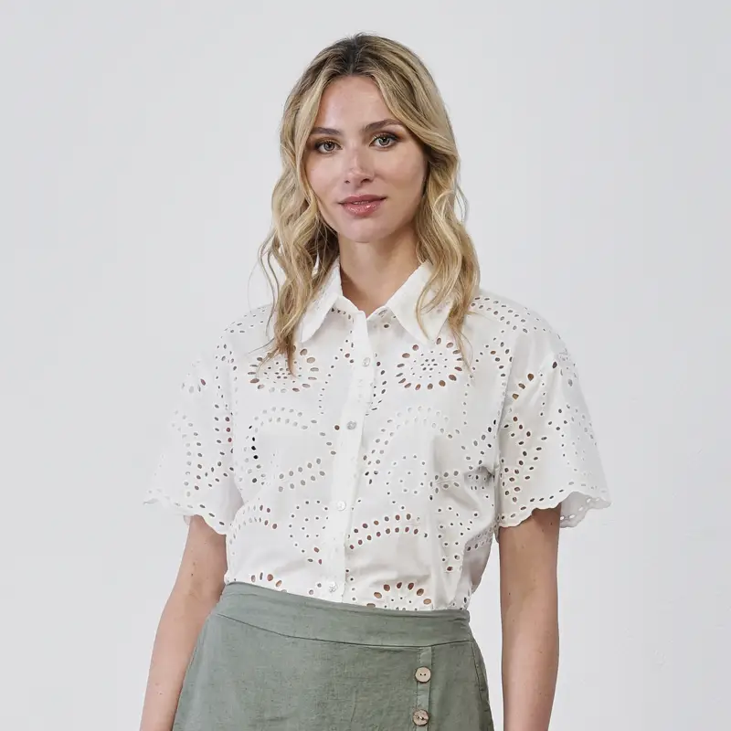 Camicia bianca da donna in tessuto sangallo con bottoni