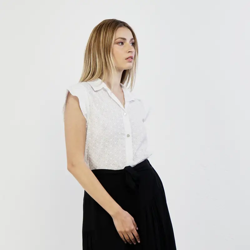 Camicia bianca in tessuto sangallo con bottoncini