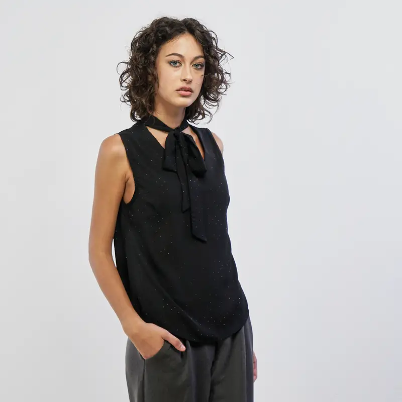 Camicia nera smanicata con fusciacca e strass