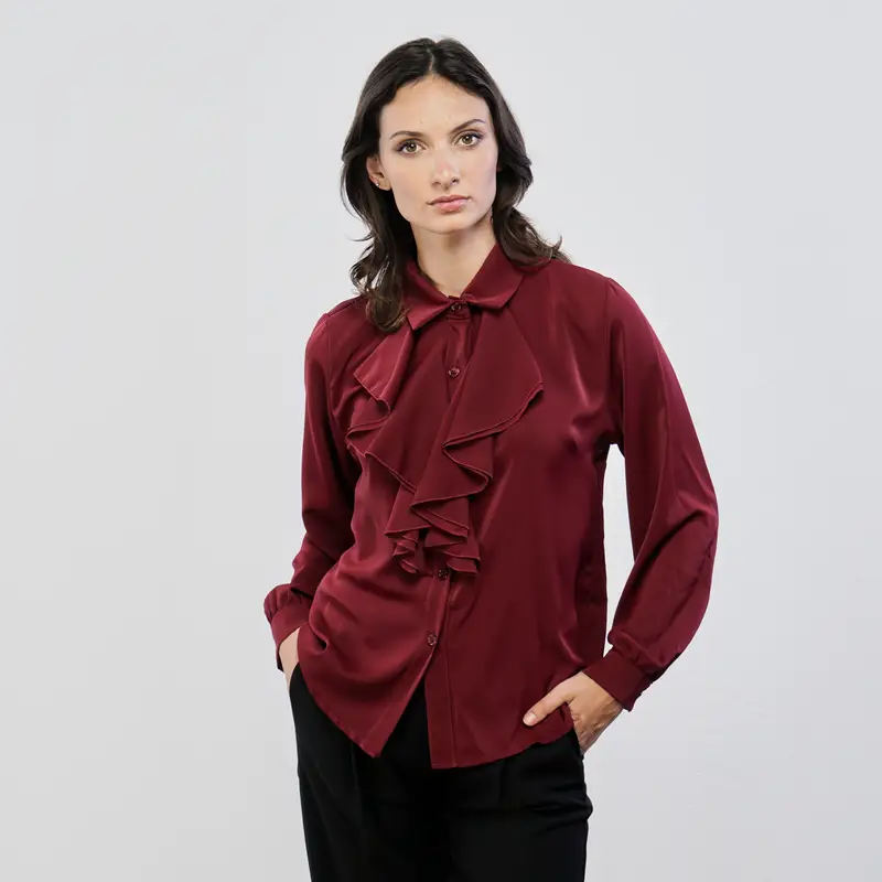Camicia rosso scuro con balza
