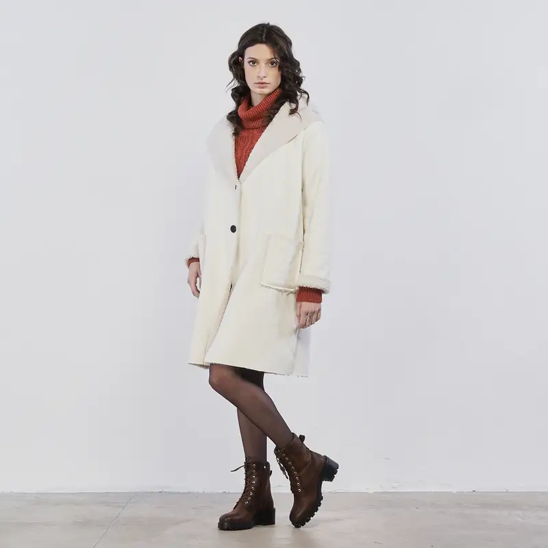 Cappotto bianco da donna con tasche e interno in teddy