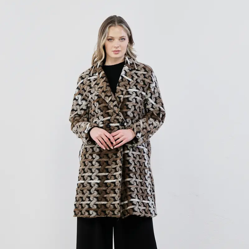 Cappotto marrone in fantasia geometrica