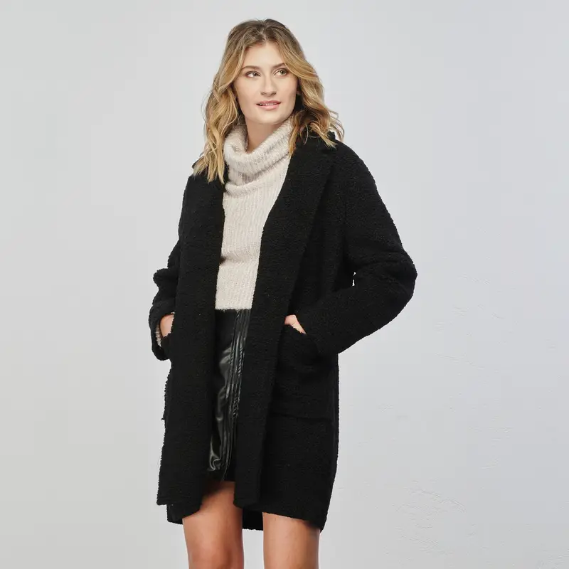 Cappotto nero aperto con tasche