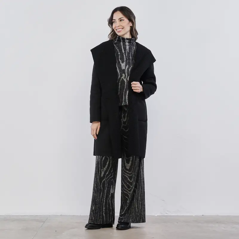 Cappotto nero da donna con tasche e interno in teddy