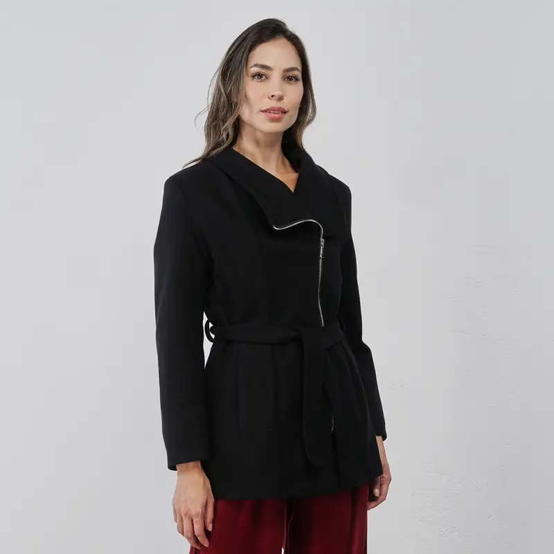 Cappotto nero da donna con zip e fusciacca