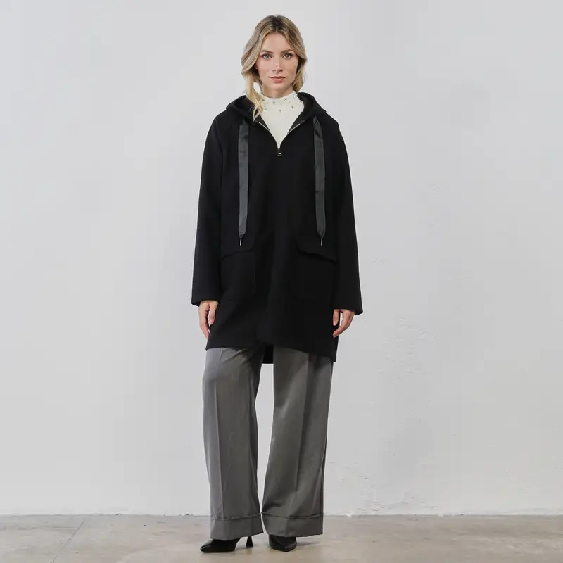 Cappotto nero oversize da donna con zip e cappuccio