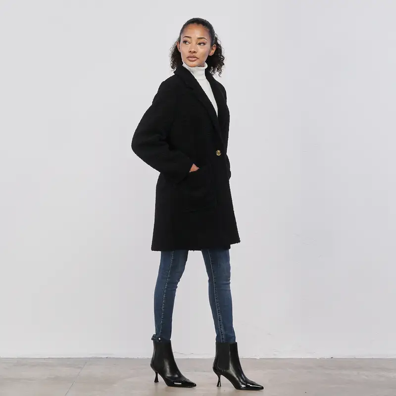 Cappotto teddy nero da donna con tasche e bottoni