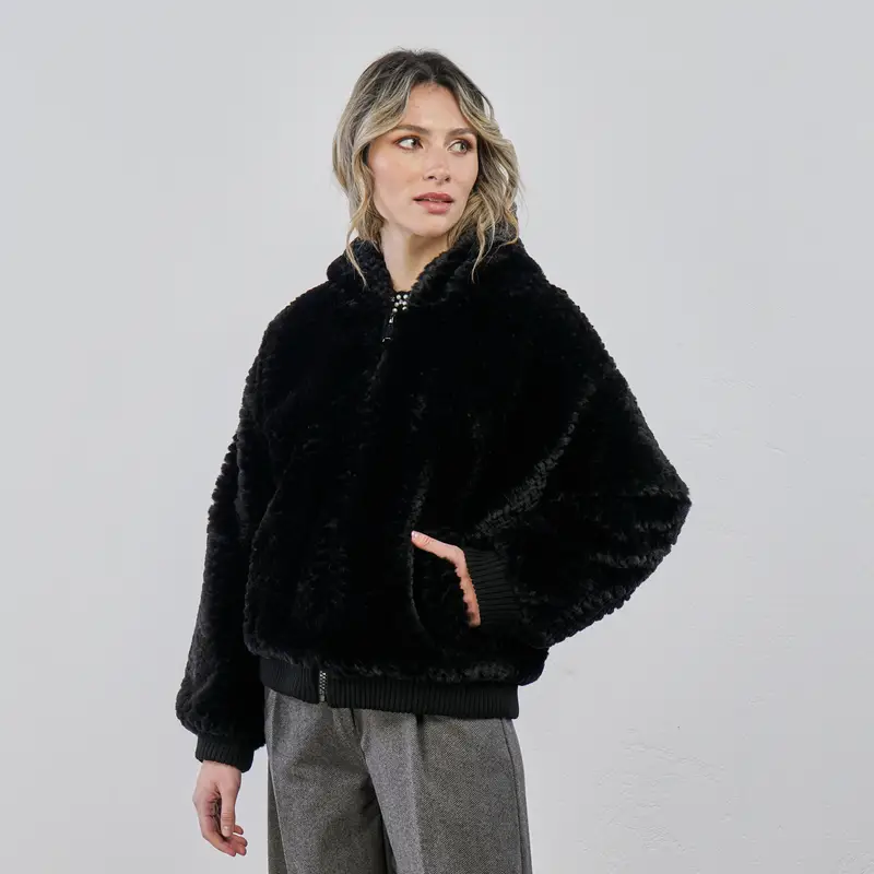 Ecp-pelliccia corta nera con cappuccio