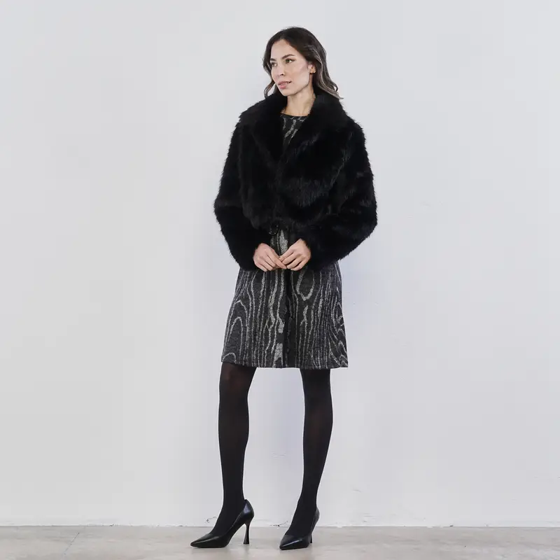 Giacca corta nera da donna in eco-pelliccia