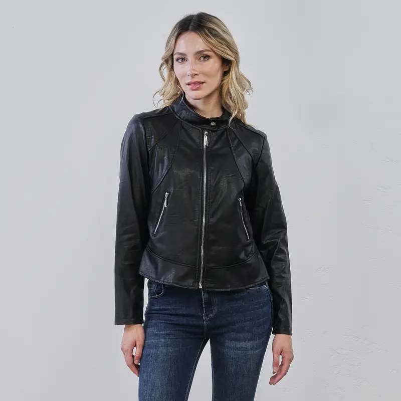 Giacca nera da donna in ecopelle con tasche e zip