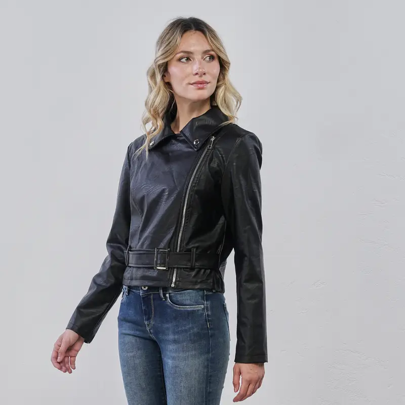 Giacca nera da donna in ecopelle con zip e fibbia