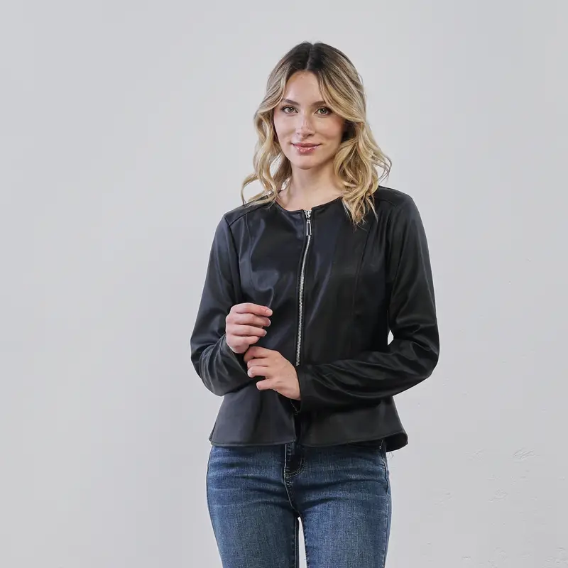 Giacca nera da donna in ecopelle con zip e orlo con balza