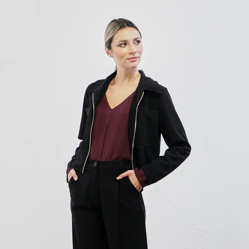 Giacca nera in tessuto con tasche e zip a contrasto