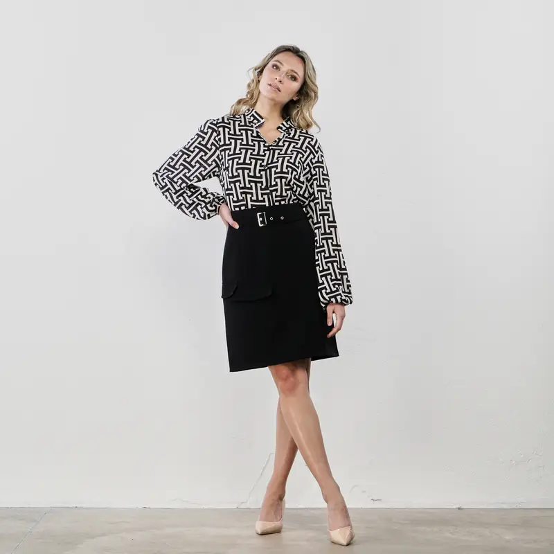 Gonna corta nera con tasche e cintura in vita