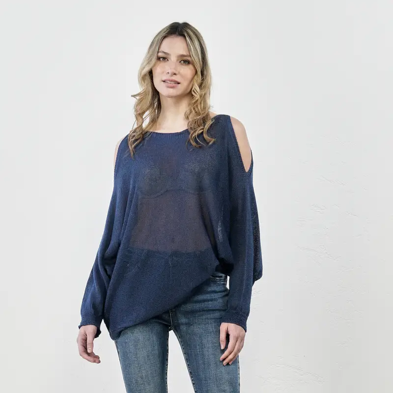 Maglia blu leggera con maniche lunghe e spalle scoperte