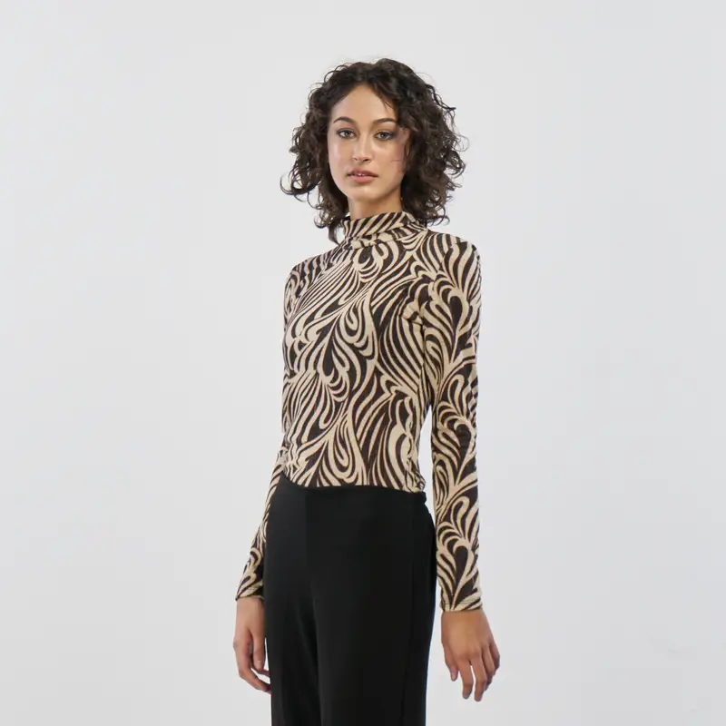 Maglia dolcevita beige e nera in fantasia geometrica