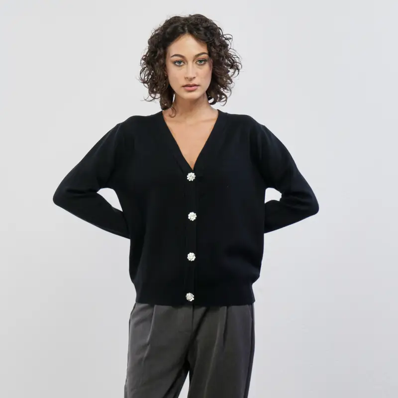 Maglia nera con bottoni gioiello