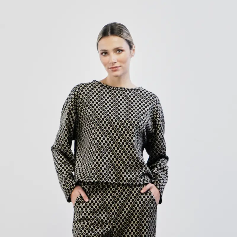 Maglia nera in fantasia geometrica