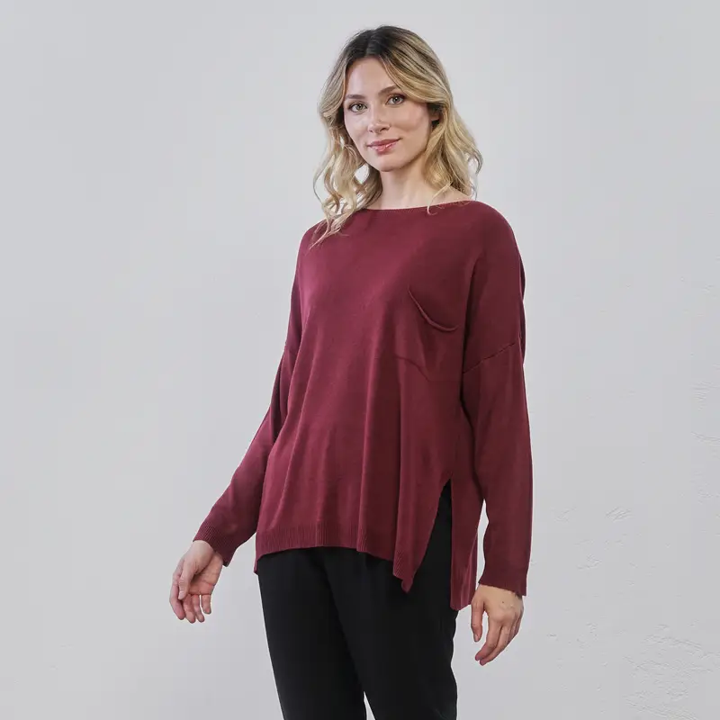 Maglioncino ampio bordeaux da donna con taschino e spacchi laterali