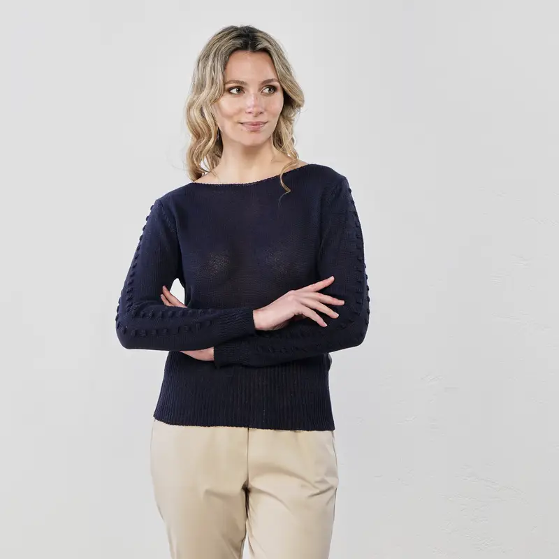 Maglioncino leggero blu con ricami sulle maniche