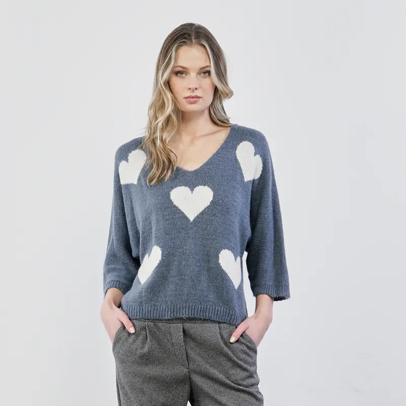 Maglione azzurro con maxi cuori