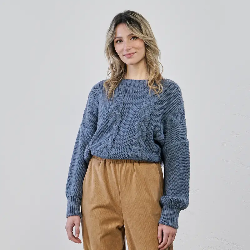 Maglione azzurro con trecce