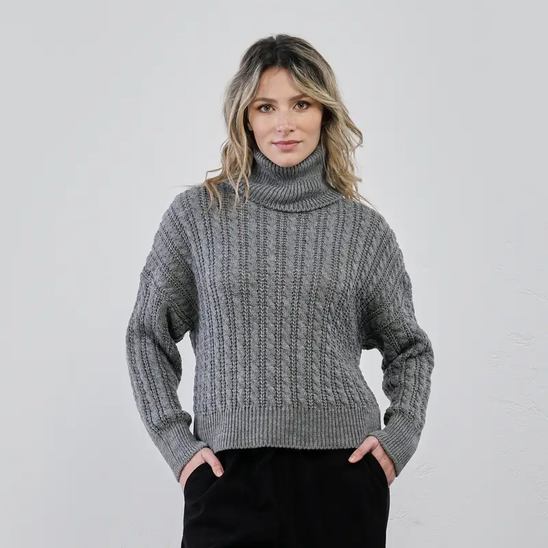 Maglione grigio dolcevita con trecce