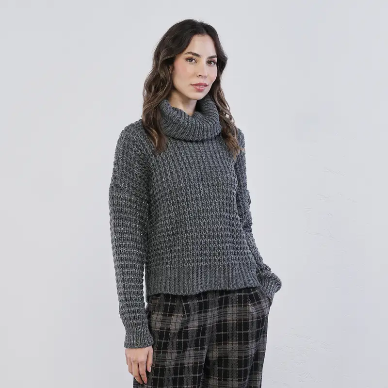 Maglione grigio lavorato da donna modello dolcevita