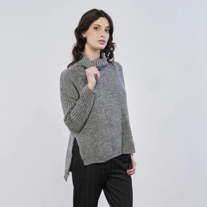 Maglione grigio modello dolcevita con spacco asimmetrico
