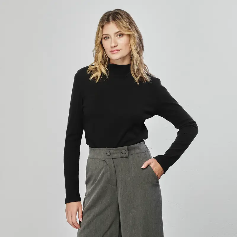 Maglione leggero nero modello lupetto