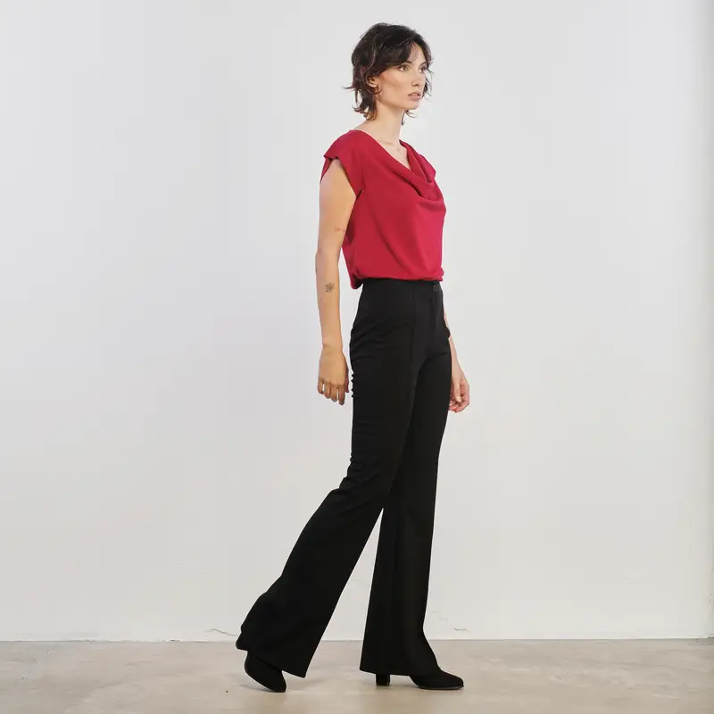 Pantaloni lunghi a zampa neri con pieghe frontali