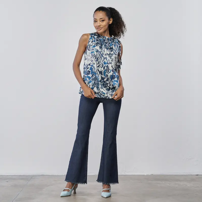 Pantaloni lunghi blu a zampa da donna in tessuto denim con orlo sfrangiato