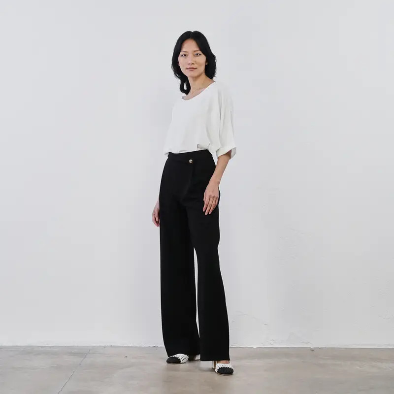 Pantaloni lunghi neri ampi con bottone gioiello