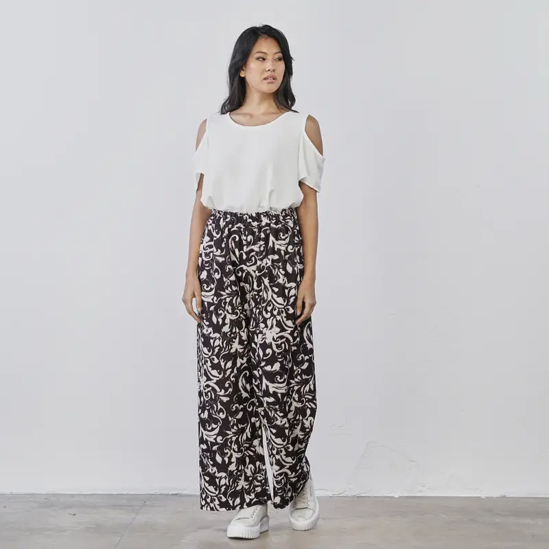 Pantaloni neri e bianchi ampi da donna in fantasia floreale
