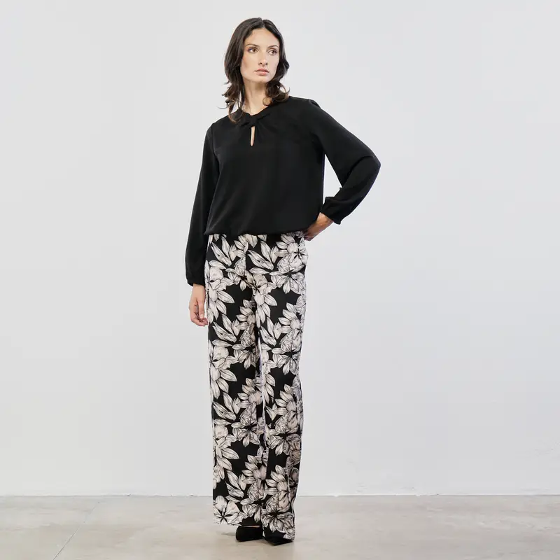 Pantoloni neri e bianchi con stampa fiori