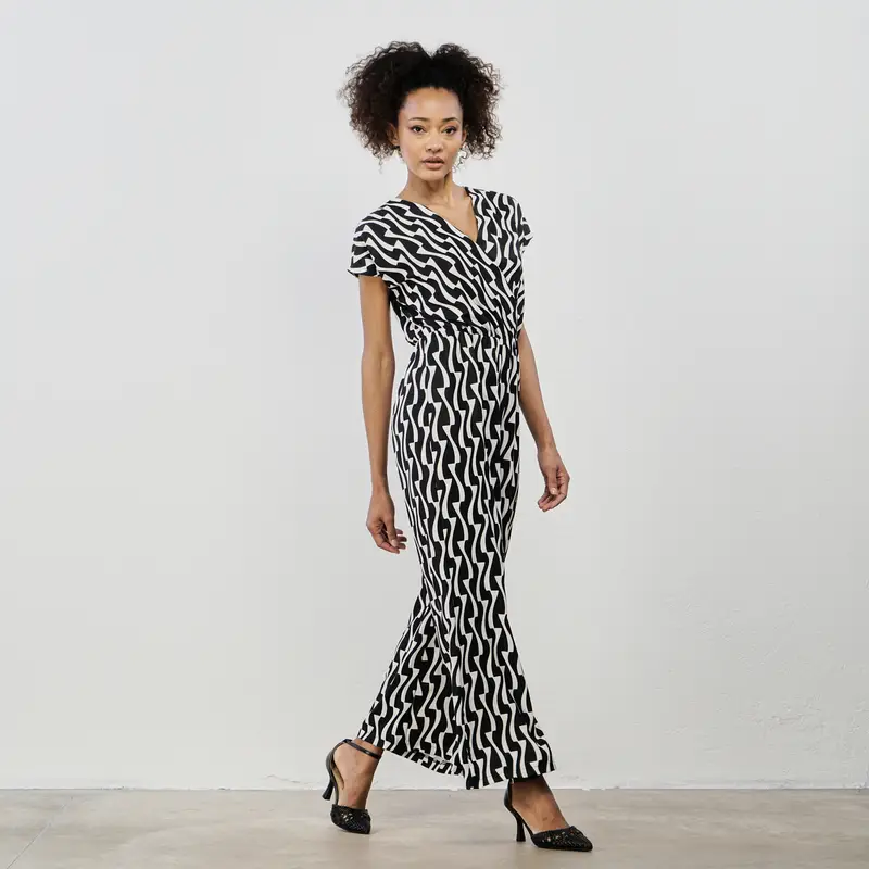 Tuta bianca e nera con stampa optical