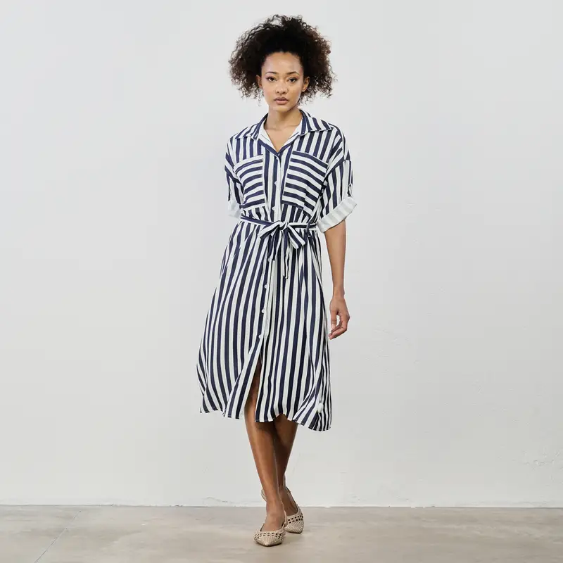 Vestito corto bianco e blu a righe con bottoni